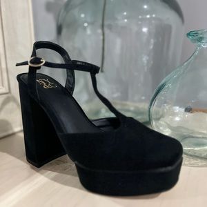 Black faux suede platform pumps